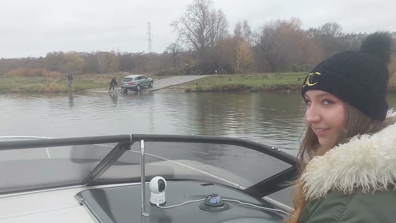 Wyciąganie motorówki z wody na slipie na przyczepę [4K]