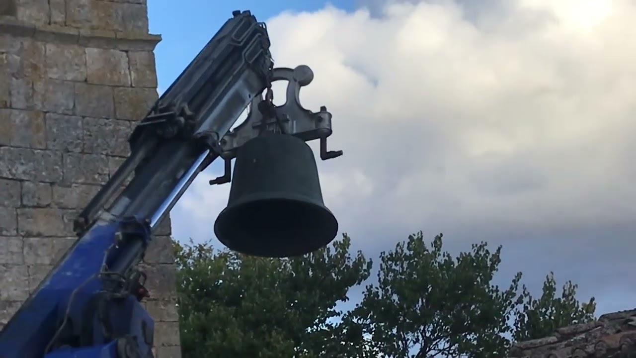 RETIRANDO LAS CAMPANAS DE VILLANUEVA DE ARGAÑO, PARA SU RESTAURACIÓN