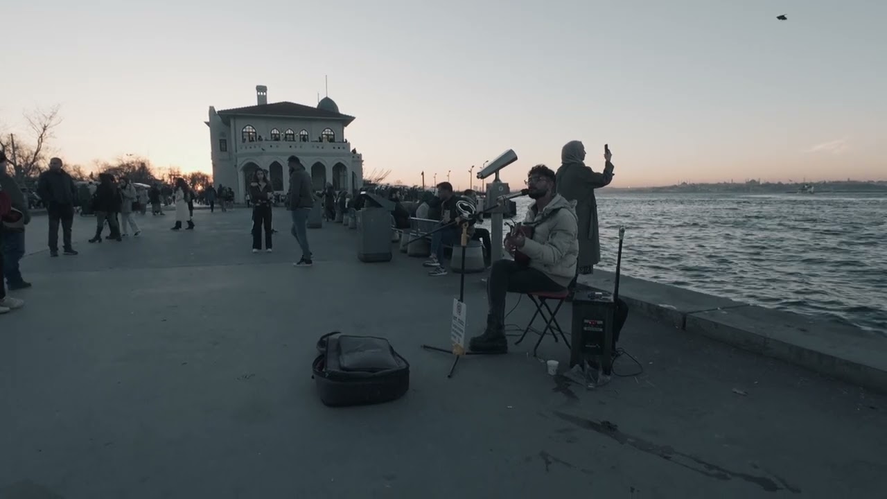 Kadıköy sahilinde gitarıyla Kürtçe şarkılar söyleyen genç müzisyen