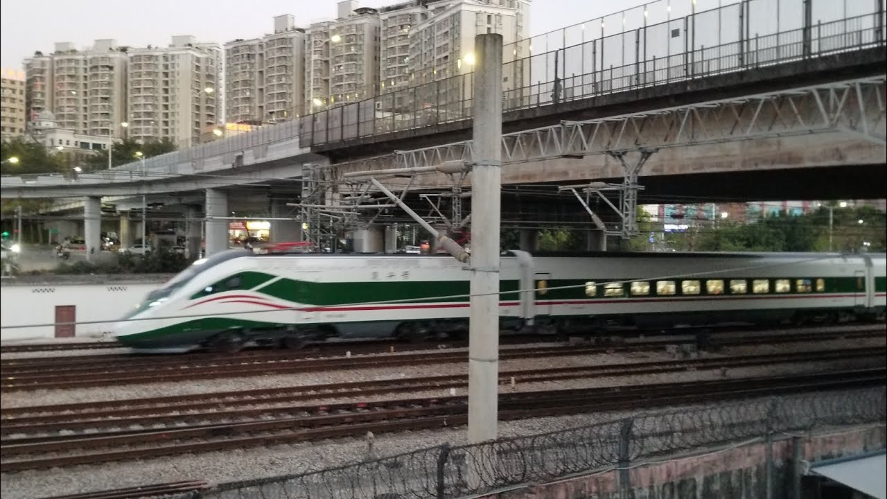 CR200J FXD1-J0260/0261 D24次(深圳站-漢口站)通過深圳東站