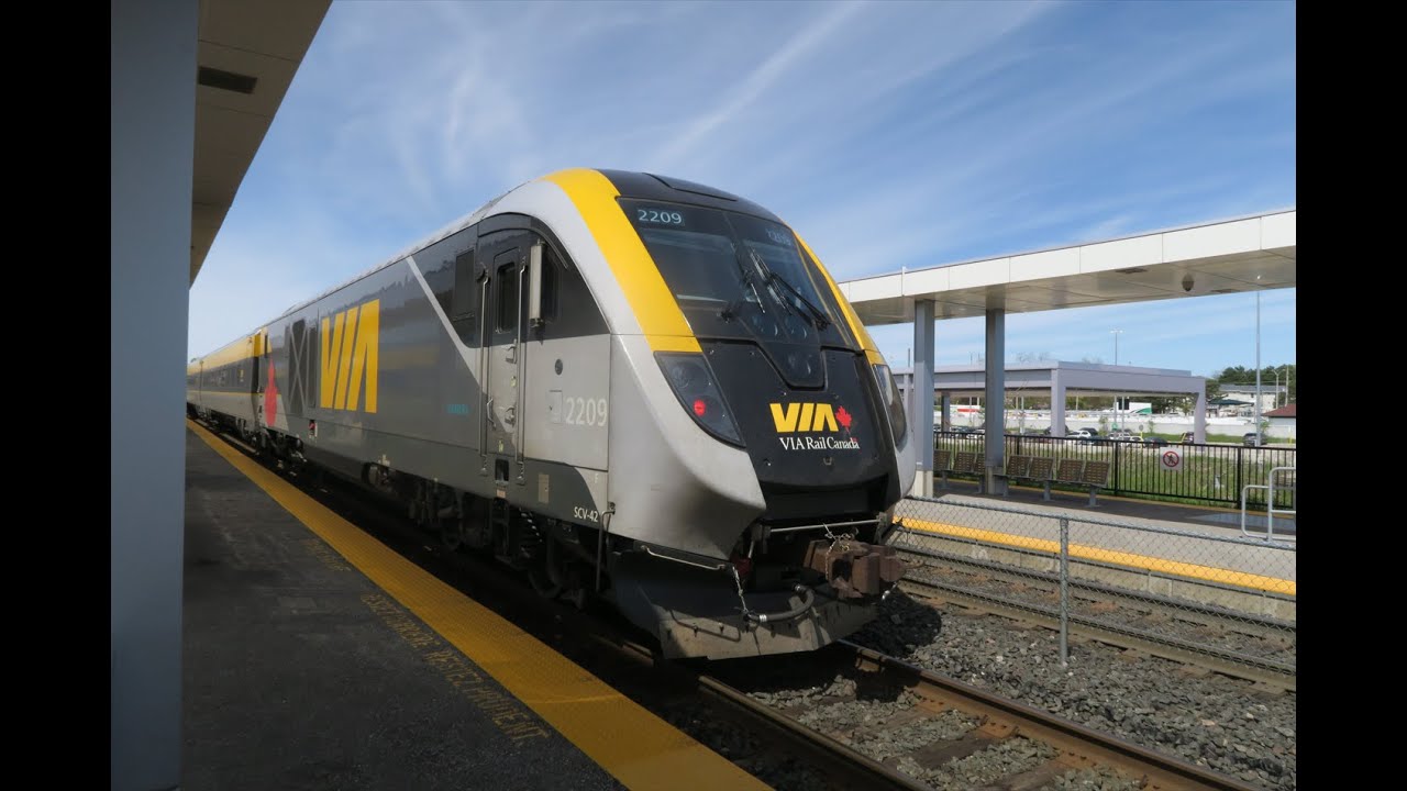 GO Transit and VIA Rail trains at Guildwood GO | Lakeshore East Trains 05/06/2024