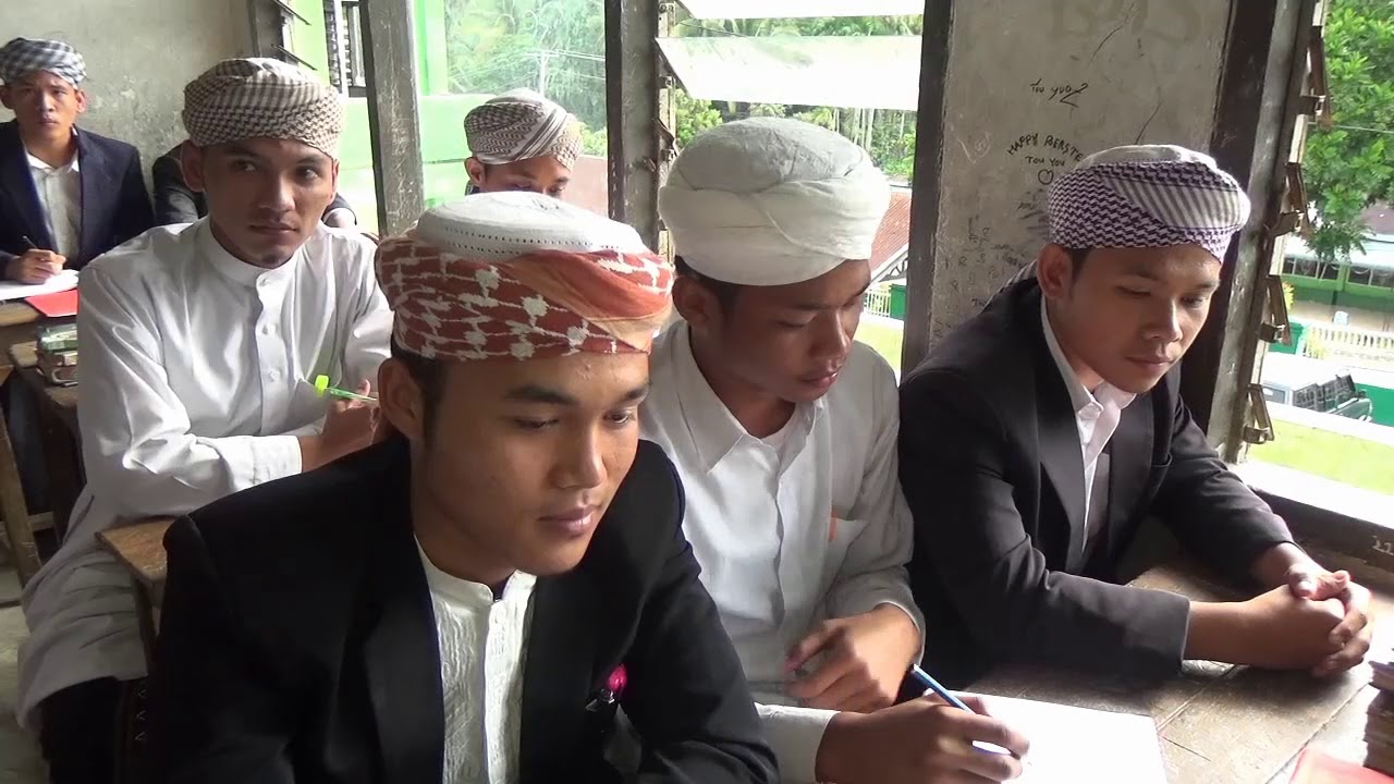 Penyerahan Kenang-Kenangan Pokir & Patayat Kelas VII Pon-Pes Musthafawiyah Purba baru  ( 2017/2018)