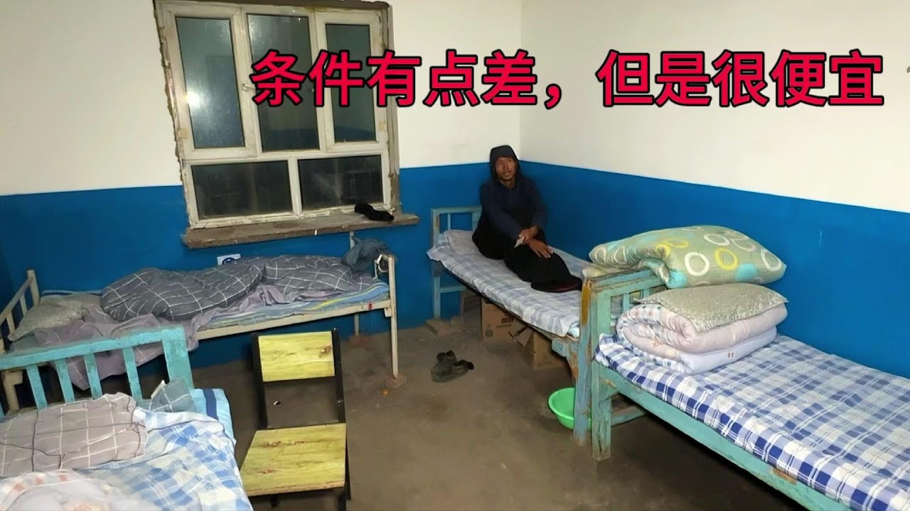 骑行新疆国防公路，天黑艰难来到小镇吃上美食，入住30元小旅店