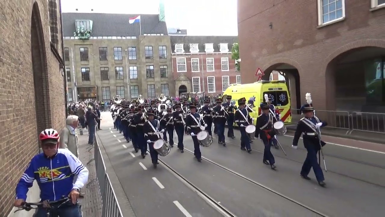 Orkest Koninklijkw Marechaussee begeleidt erewacht terug naar de bussen Prinsjesdag 2023