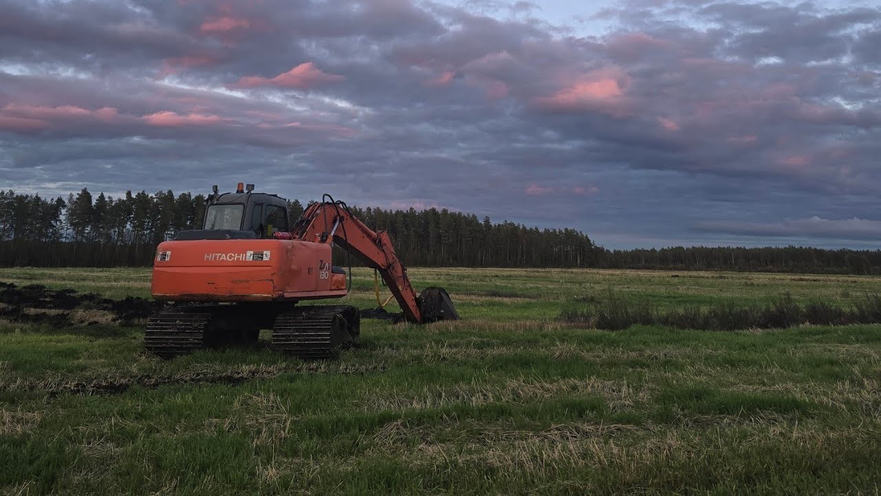 Pelto ojien kaivuuta.