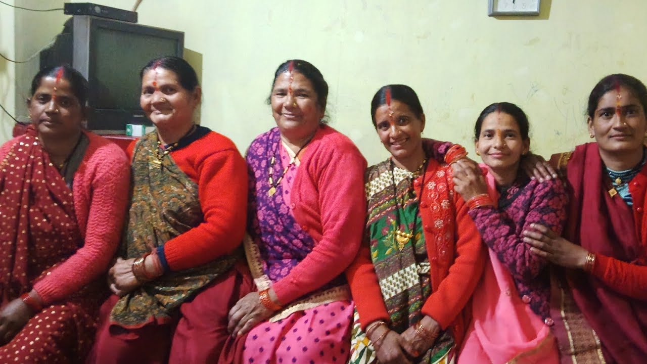 एक महिने में दो किटी पार्टी होती है हमारी आज की किटी पार्टी तनुजा के घर पर हुई बहुत कम मेंबरों वाली 