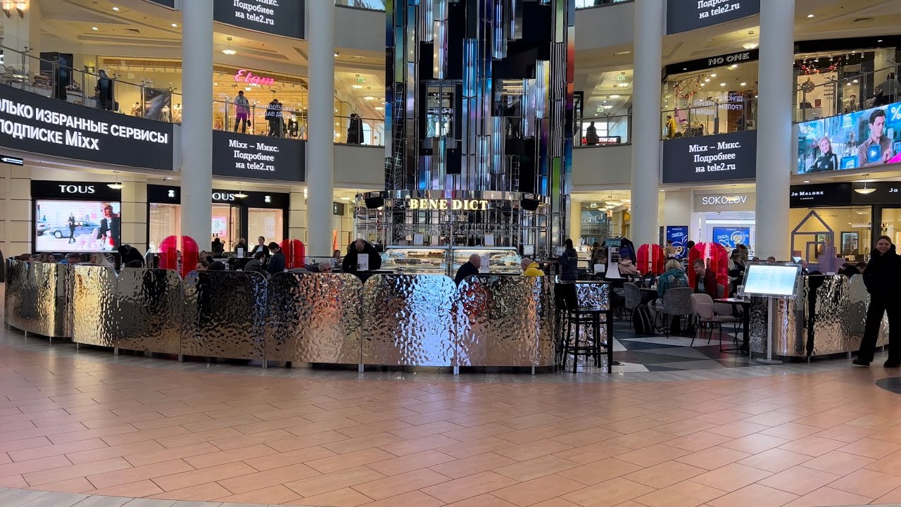 Moscow Mall Atrium. How many stores are closed after sanctions?