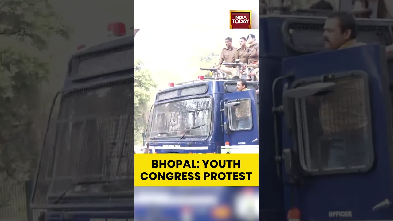 #BhopalPolice Urge #YouthCongressProtesters to Step Down from #Barricades Over #SIR | #indiatoday