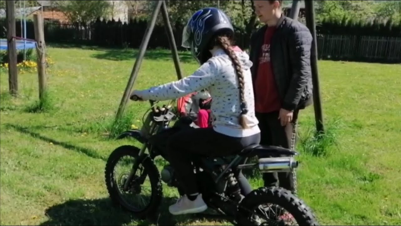 Učím Holky Na Motorce, pitbike 125, projížďka po zahradě