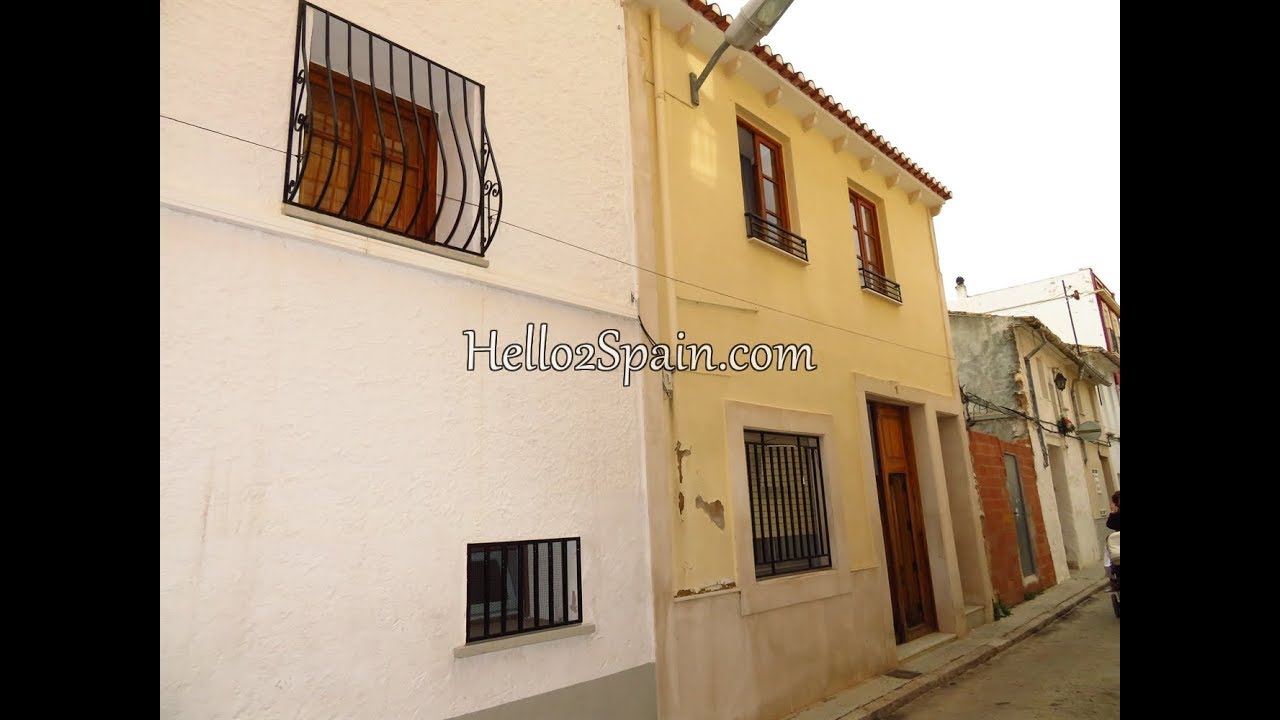 5 BEDROOM TOWN HOUSE IN PEGO. 59,000€