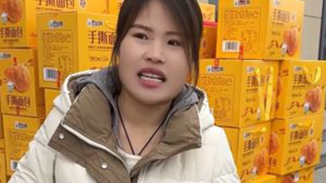 小爽得知身边竟然还有这样一群特殊孩子，在放假之前买了一车礼品和鸡蛋，希望孩子能多收到一份关爱