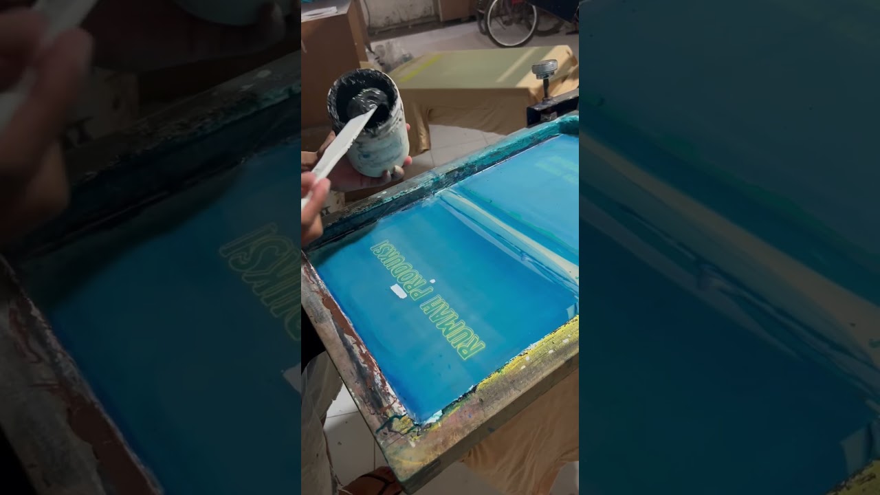 Proses sablon manual tshirt dengan cat rubber waterbase desain 2 warna. #sablon #screenprinting