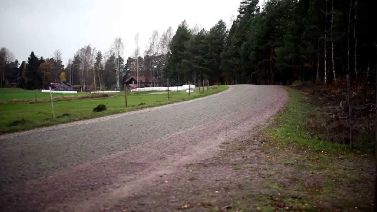 Robbans - Spridning av grus på väg | Robbans - Spreading gravel on road