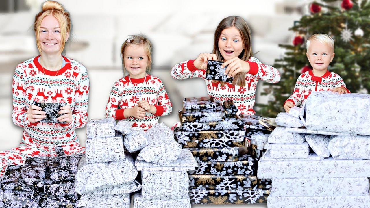 Christmas Morning Opening Presents! | Family Fizz