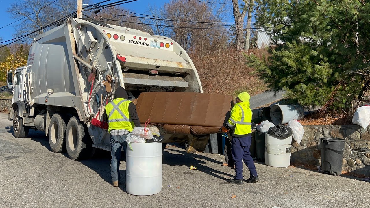 EX-WM Garbage Truck VS Bulky Manual Trash