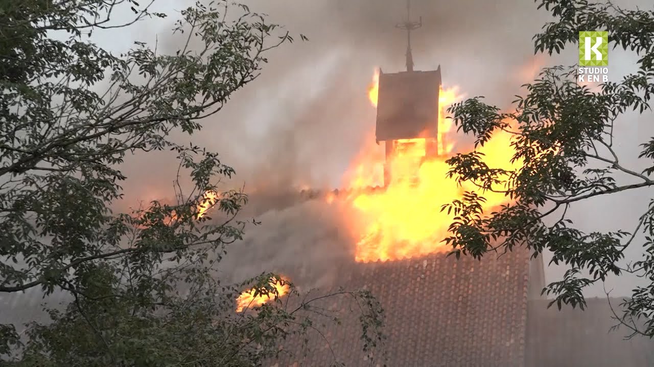 Zeer grote brand verwoest kerk in Hoogmade