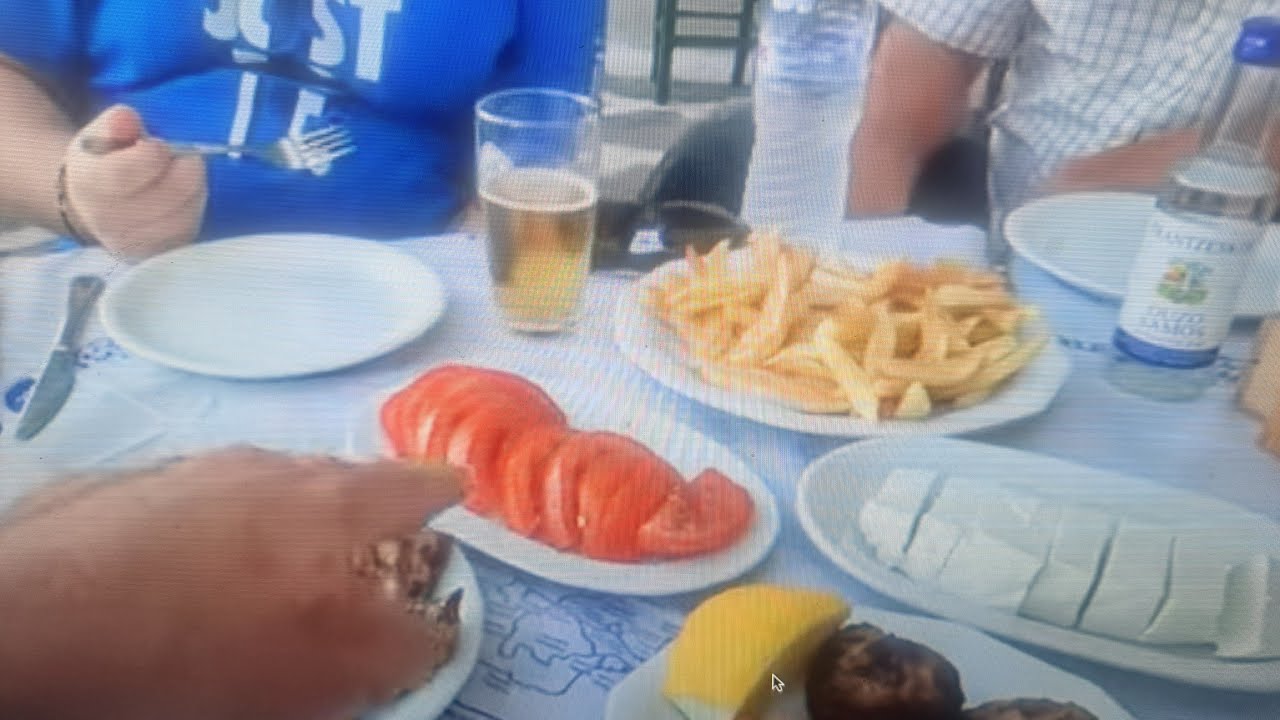 ΓΙΑ ΕΝΑ ΚΑΡΑΦΑΚΙ ΟΥΖΟ ΜΕ ΚΑΛΟ ΜΕΖΕ  ΣΤΟ ΧΩΡΙΟ ΚΟΣΜΑΔΑΙΟΙ ΣΑΜΟΥ Καλοκαίρι 24