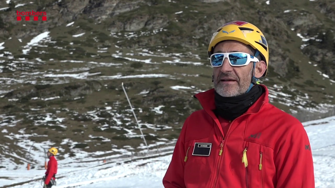 Pràctiques de rescat dels Bombers GRAE i els pisters a l'estació de Núria