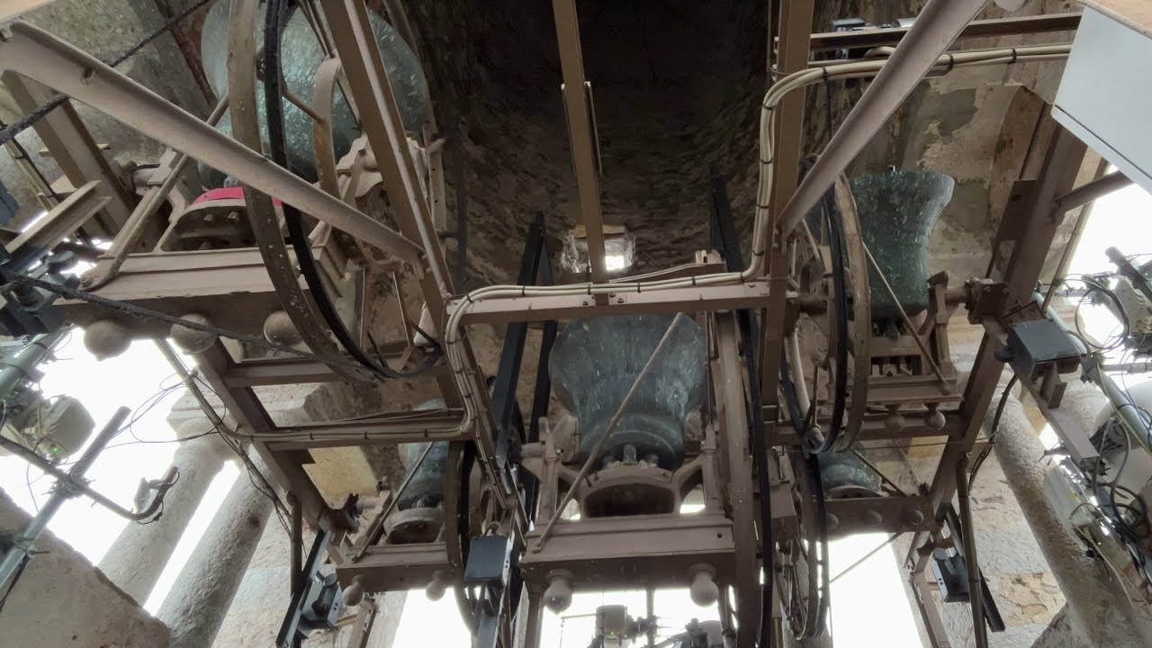 Звон колоколов и рождественские мелодии в Поньо в канун Рождества [4K]