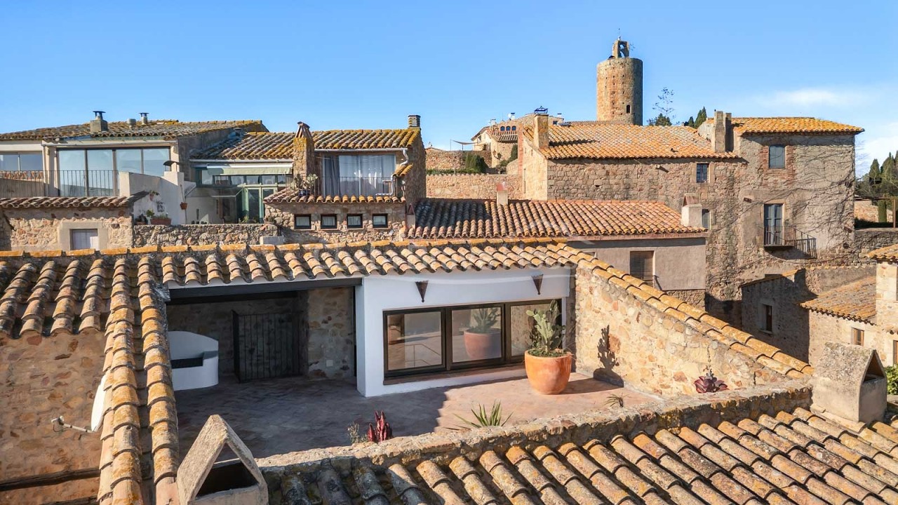 Casa de pueblo reformada en el centro de Pals, con piscina y garaje | Ref 6004