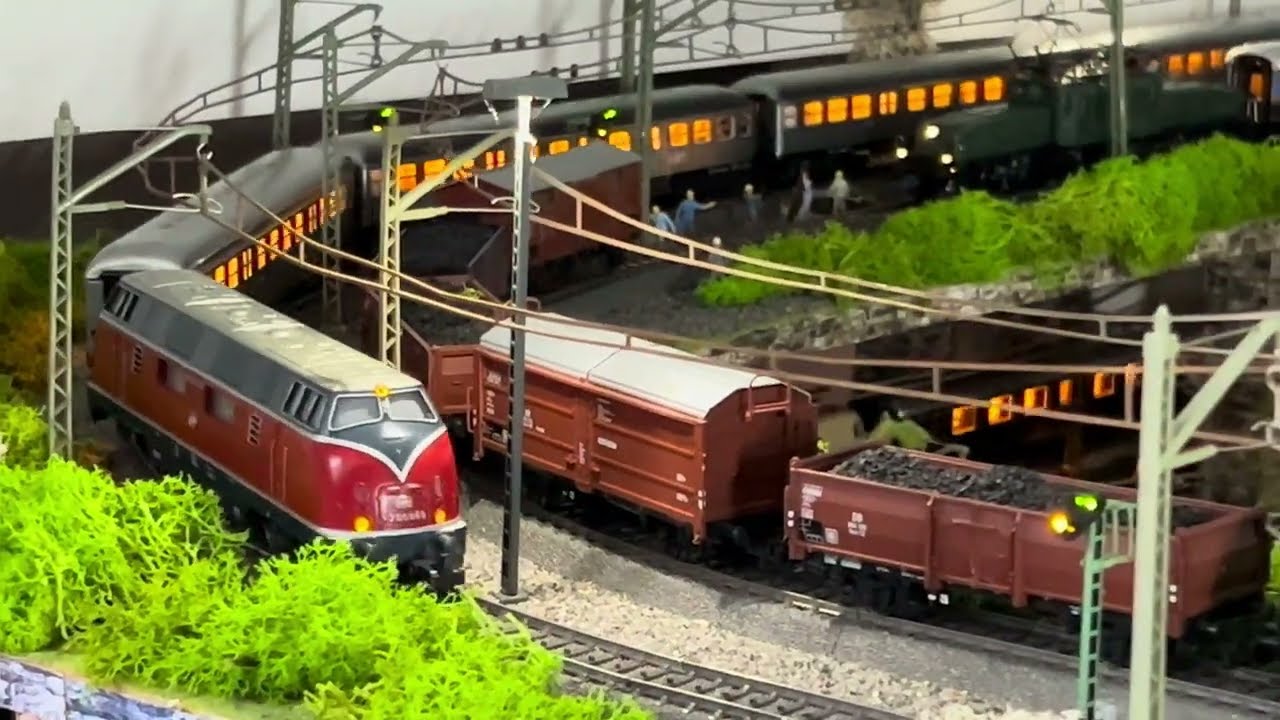 Märklin H0: Weihnachtlich beleuchtet in der Dämmerung: BR 103, E19, V200,  DR BR 120 „Taiga Trommel“