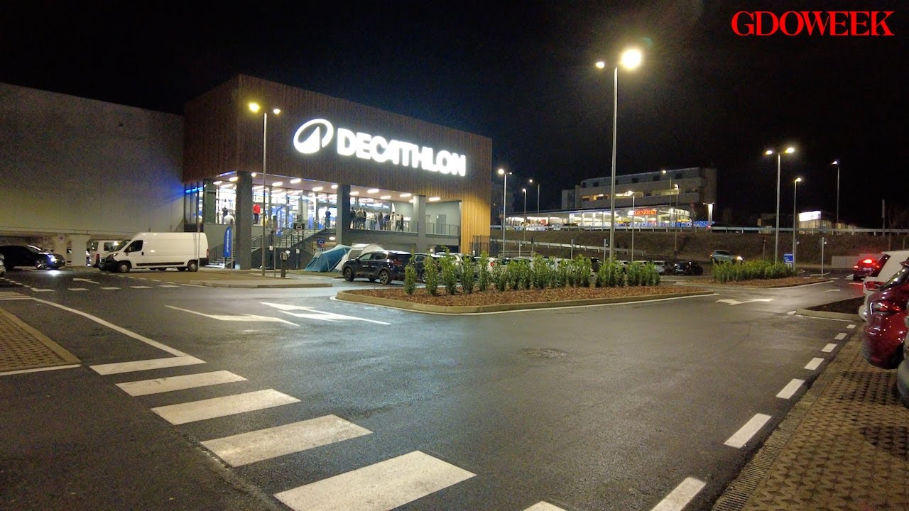 Dentro il nuovo negozio di Decathlon a Como