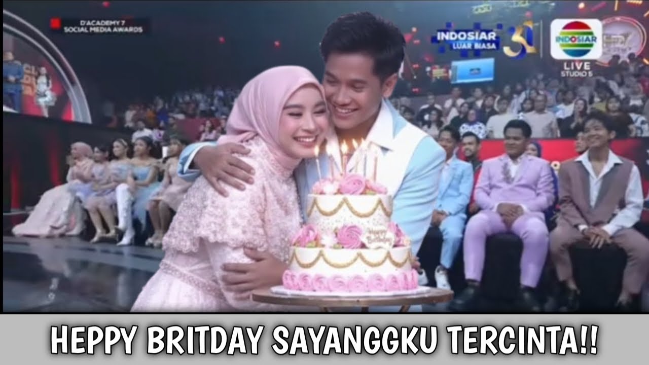 Kejutan spesial!! SURPRISE Valen dapat kejutan ulang tahun di acara social media award tadi malam.