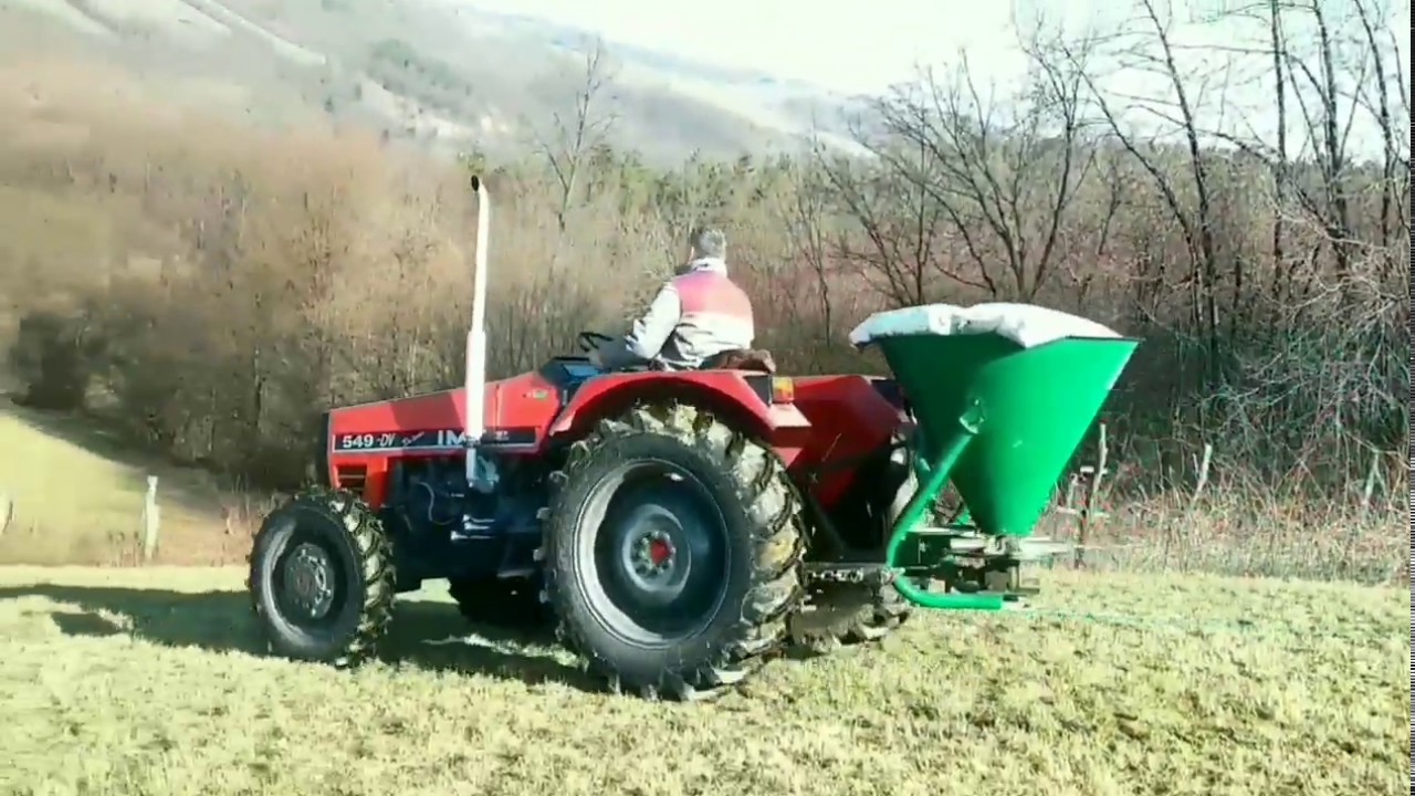 Bacanje veštačkog đubriva sa IMT 549 DV i Fertil 400