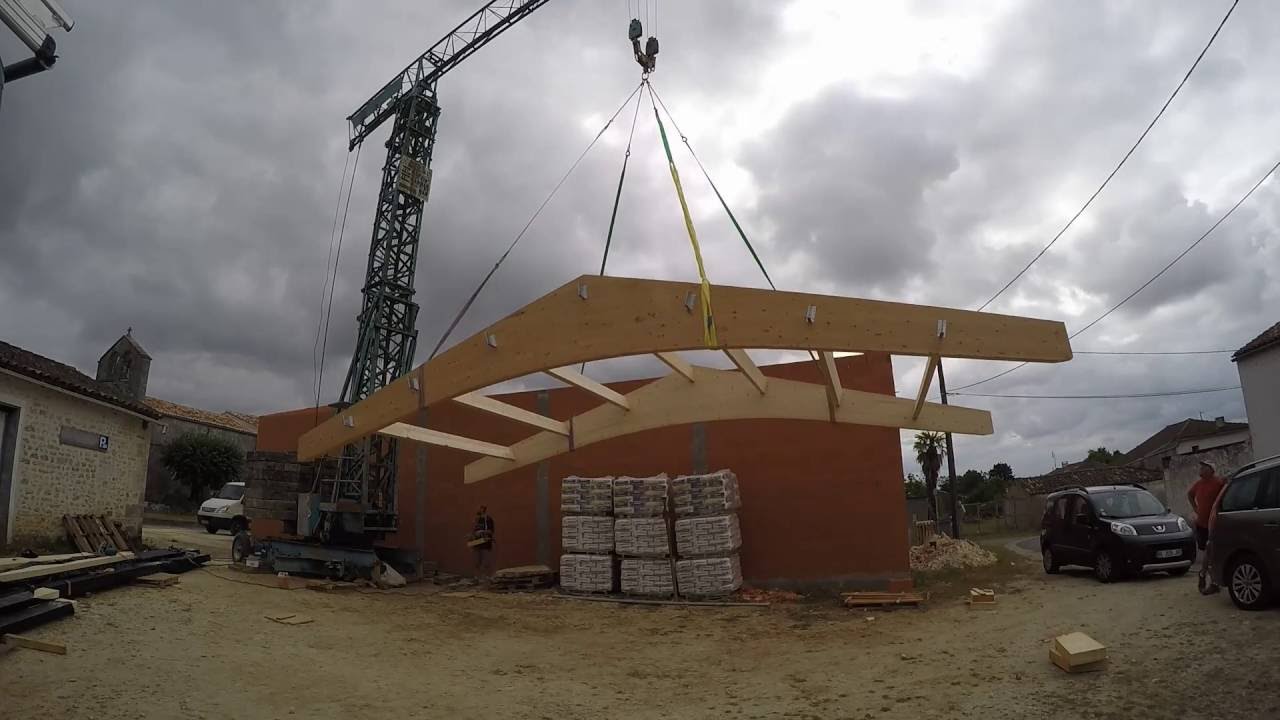 MONTAGE CHARPENTE LAMELE COLLE - GRUE POTAIN