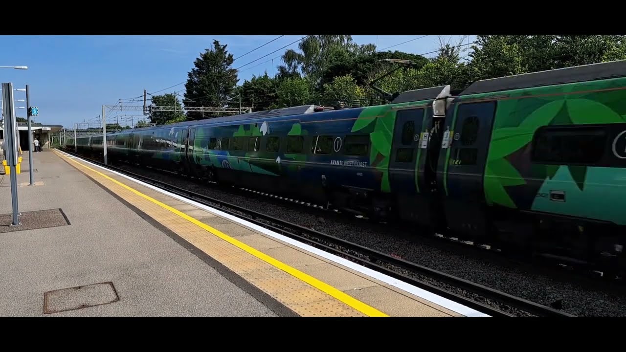 Trains at Carpenders Park (GB) (18-6-2024)