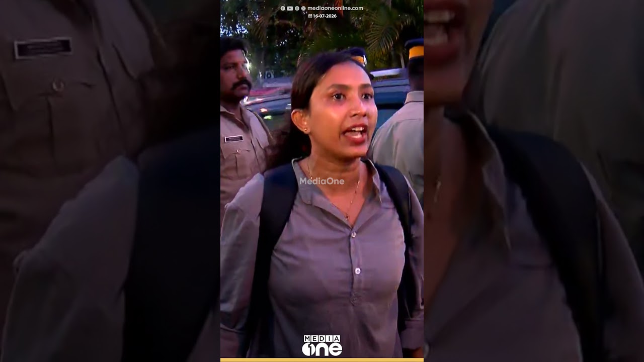 'നടുറോഡിലാണോടോ പരിപാടി, ഞങ്ങൾക്ക് നടക്കണ്ടേ...' NSS പരിപാടിക്കിടെ യുവതിയുടെ പ്രതിഷേധം