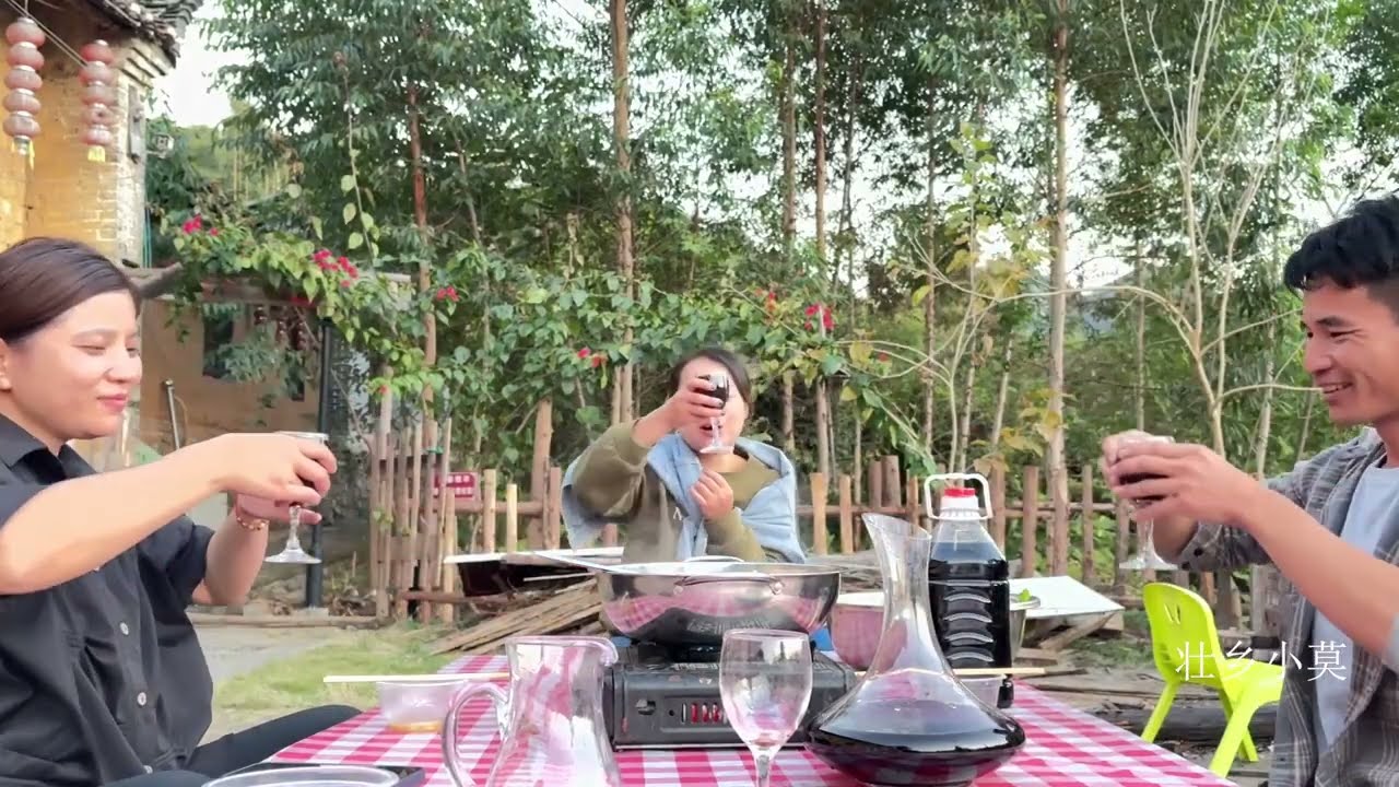 提十斤山野葡萄酒进村蹭饭，美女整一道特色竹鼠汤招待，大补了