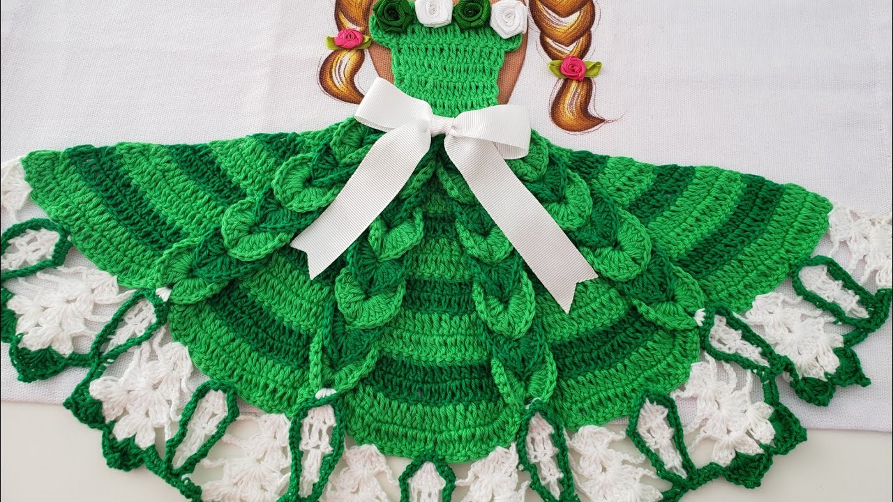Vestidinho de crochê para bonecas em pano de prato com tranças em relevos.