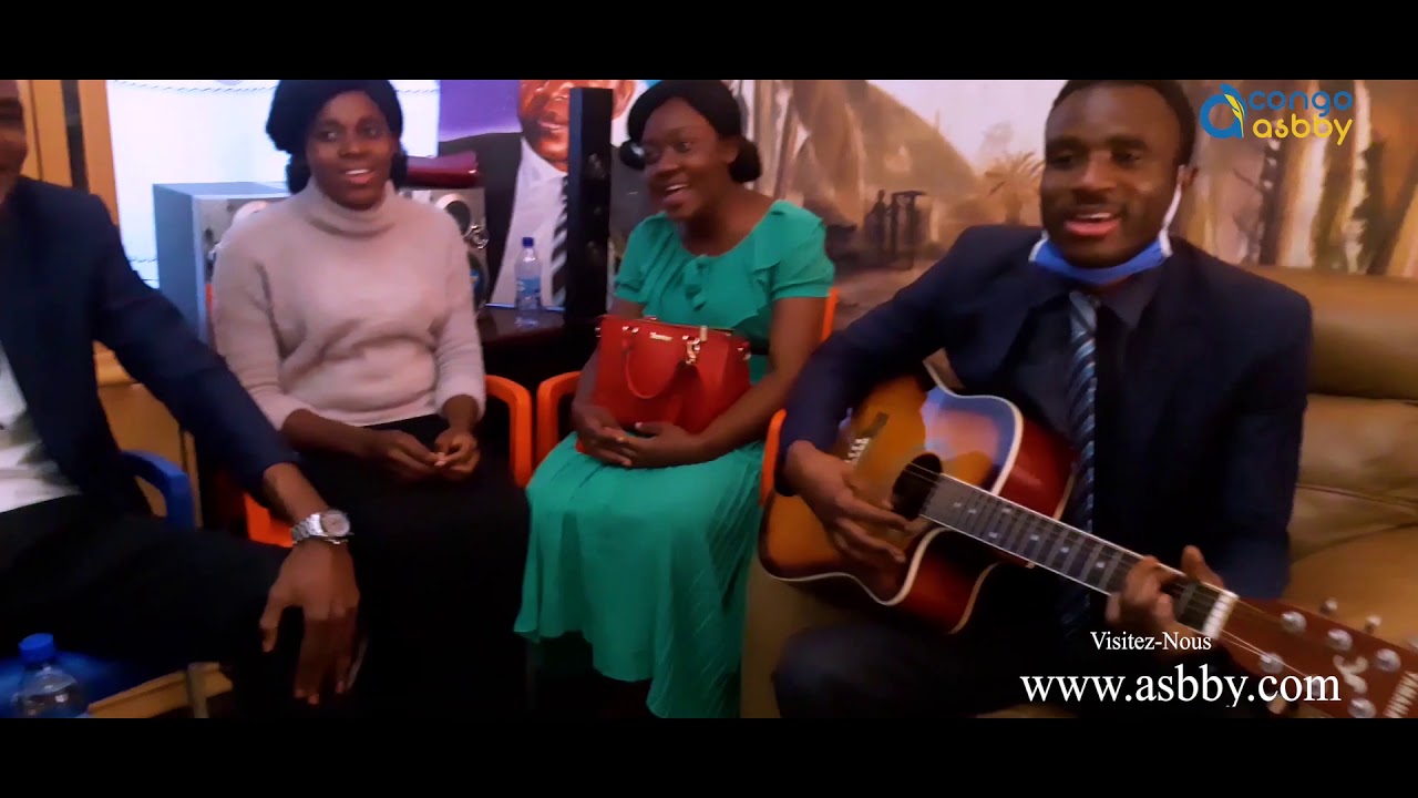 Leo MUNANGA chante sur le chemin de non retour dans la famille du pasteur Richard Kabeya