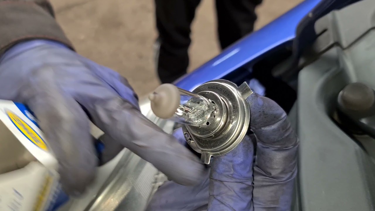 how to replace main dipped beam bulb on Honda Jazz 2011 part 2