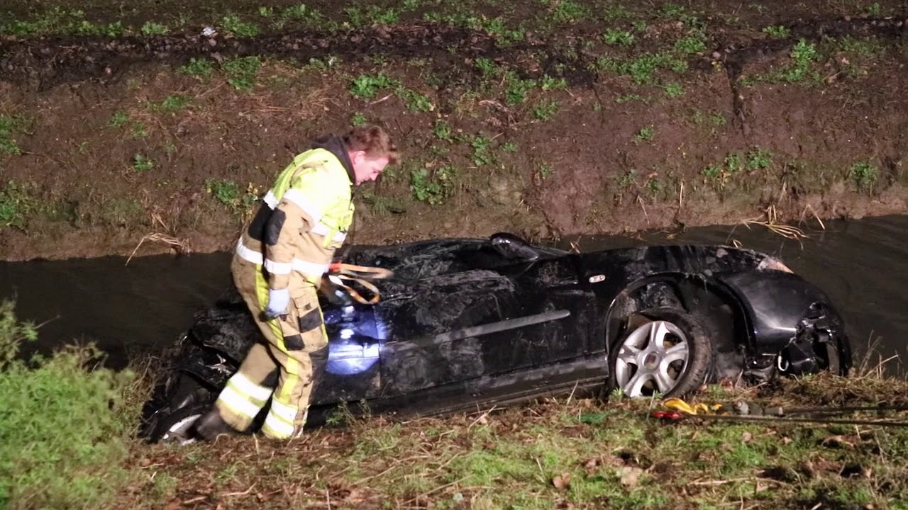Auto te water A15 ter hoogte van Herwijnen 02 02 2020