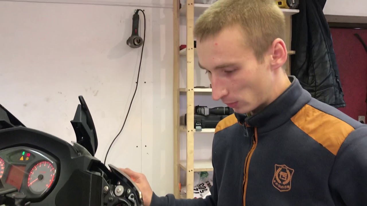BMW R1200RT Ставим магнитоллу и делаем прикуриватель