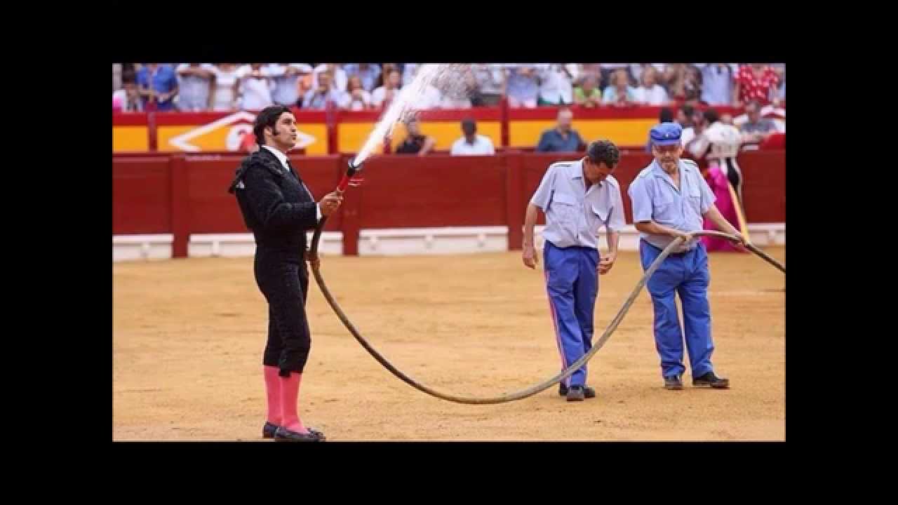 Morante de la Puebla sorprende mojando el ruedo