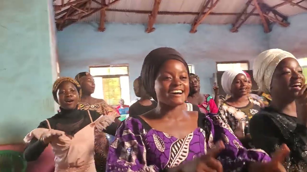 Wimbo wa kwaya Filadelfia kwenye harusi ya Rajabu na Stela