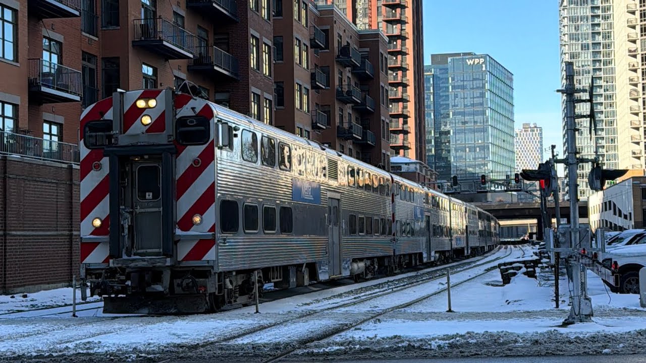 METX 8511 salutes with a hornshow arriving into Chicago Union Staion