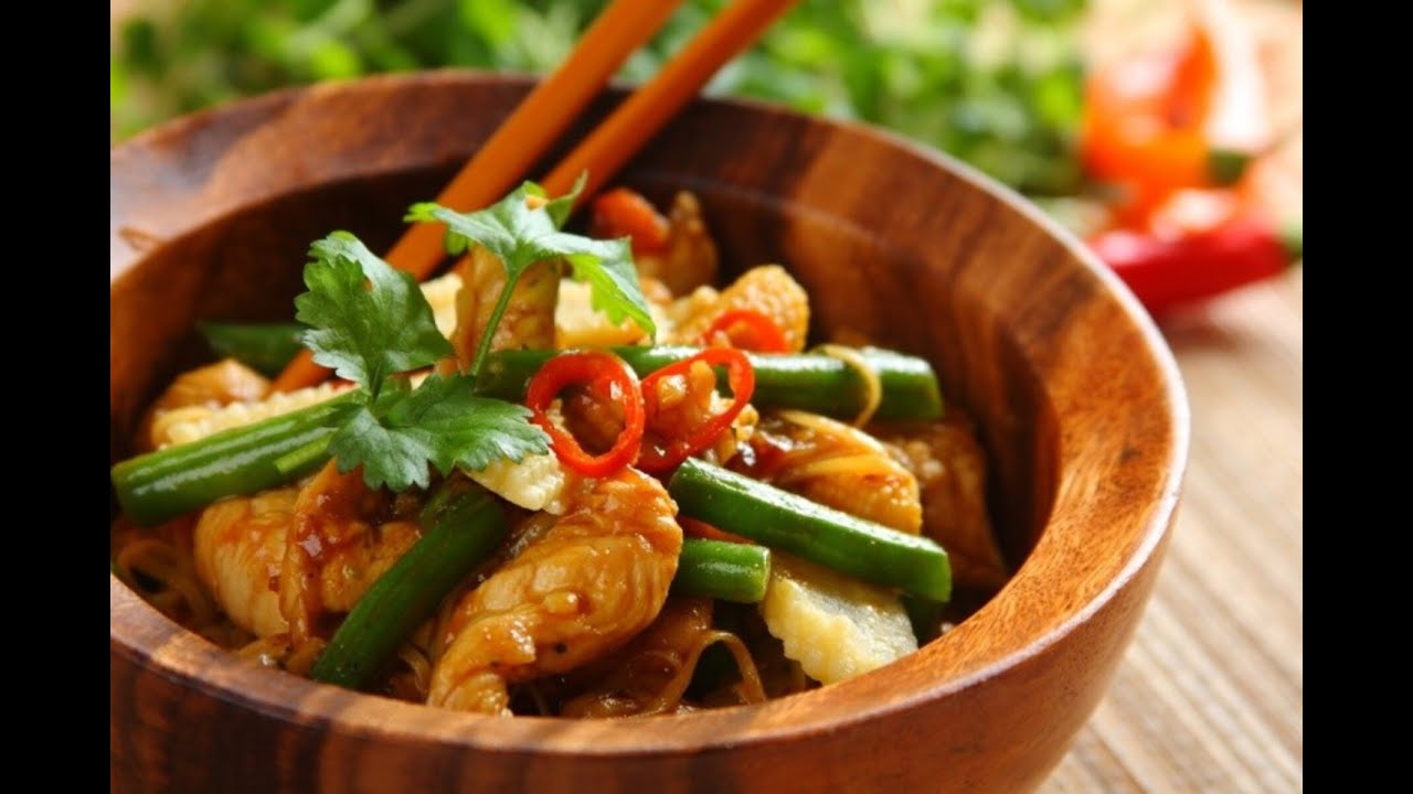 Smażony makaron chow mein z kurczakiem - jak zrobić? | Przepisy.pl