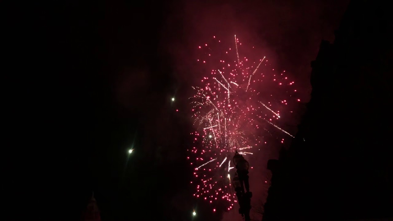 Grândola Vila Morena e Fogo de Artificio na Avenida dos Aliados - 25 de Abril de 2018