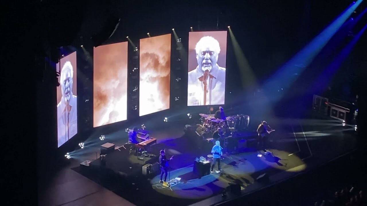 Tom Jones (encore 2 somgs) - One Hell of a Life - Green Grass of Home