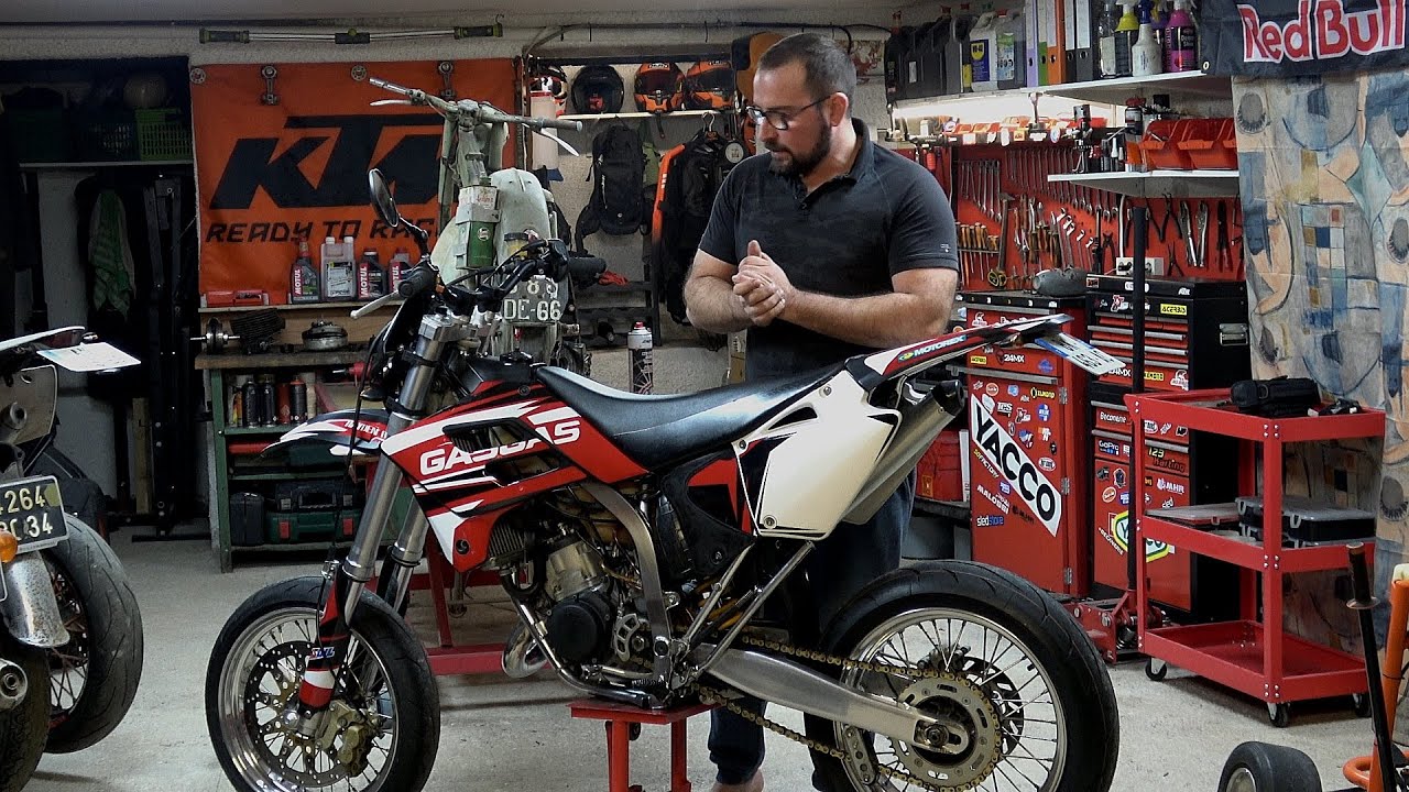 Elle est NEUVE! On achève la rénovation de la GasGas 125 supermot et la passe au Contrôle technique.