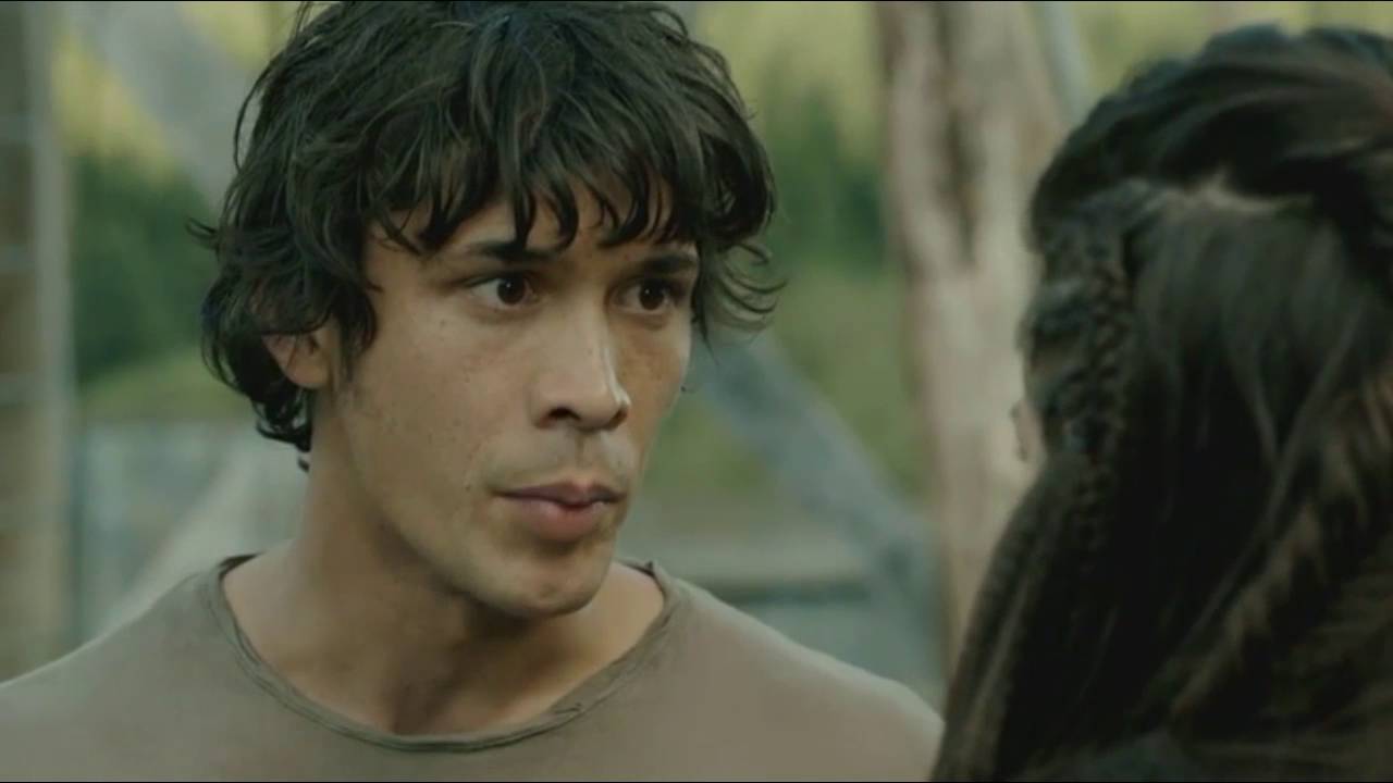 Pike convinces Bellamy to attack the grounders