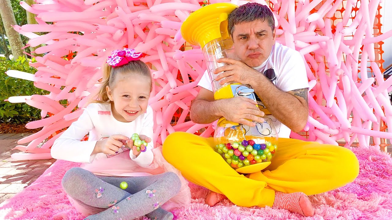 나스티아는 선한 일을하고 아빠는 과자로 그녀에게 보상합니다.