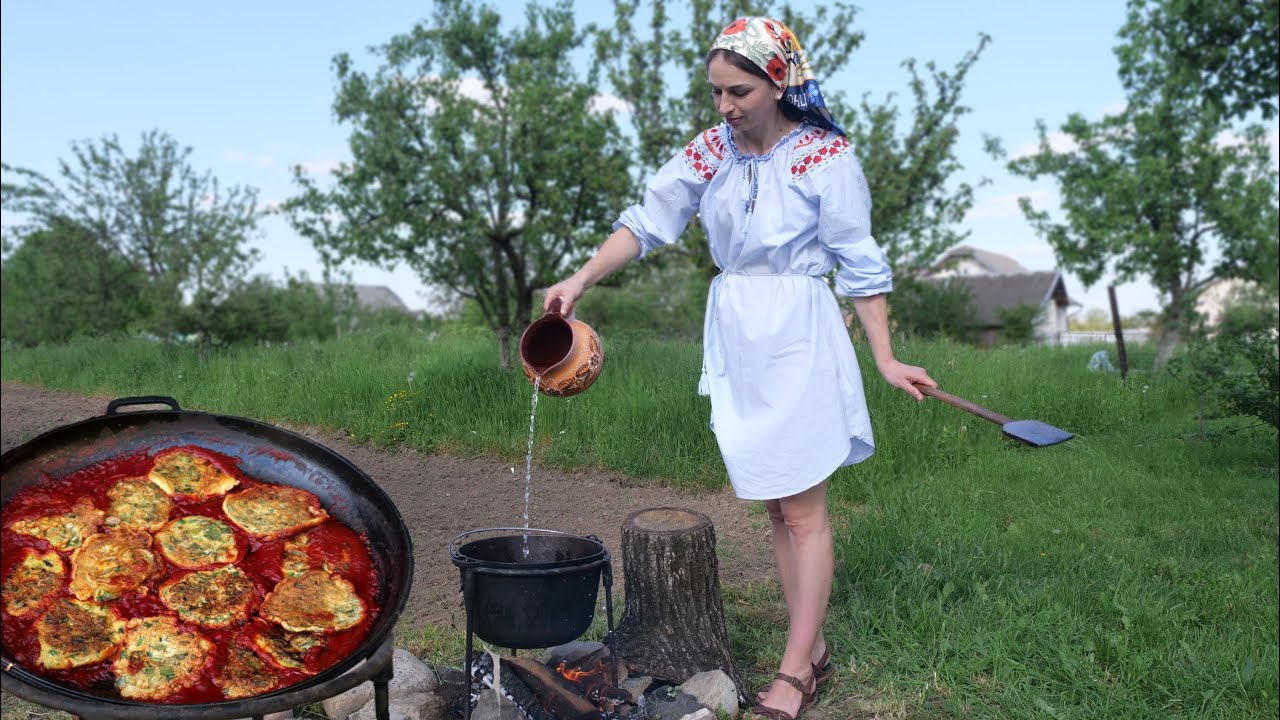Женщина в селе готовит УКРАИНСКИЕ 