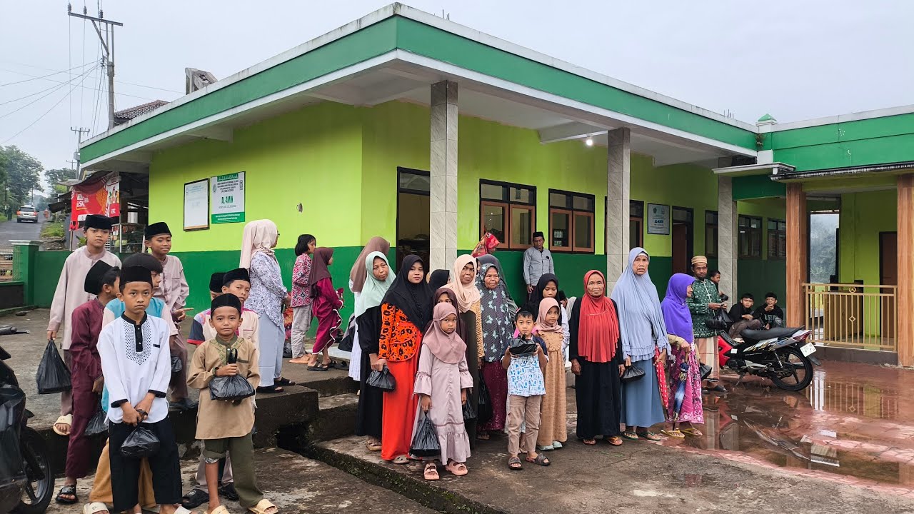 HARI KE EMPAT BELAS DI BULAN RAMADHAN BERBAGI REZEKI DARI TUJUH KAMPUNG KUMPUL DISINI