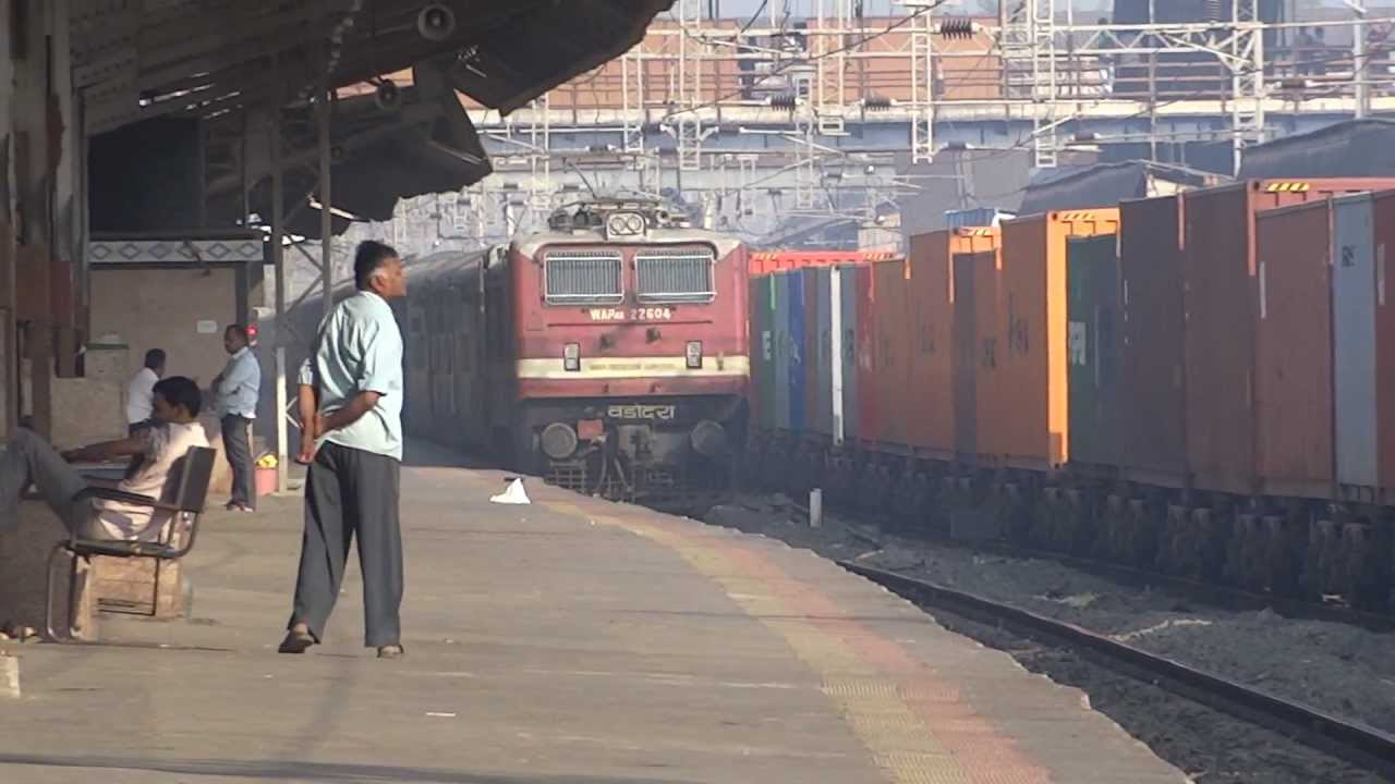 [IRFCA] BRC WAP-4E skips Vasai in style hauling the Queen of WR!
