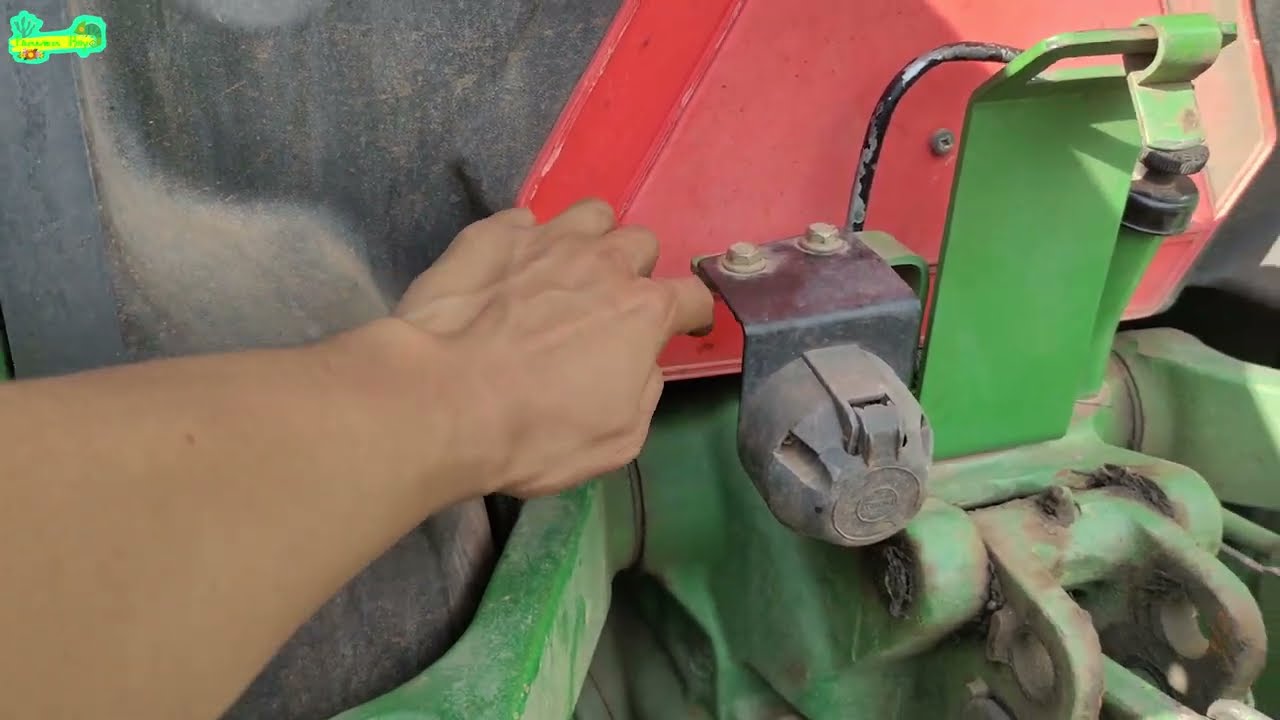 ใส่ตัวระบายแรงดันในห้องเกียร์จอห์นเดียร์ 5D ซีรีย์ Install vent port at gearbox John deere 5D series